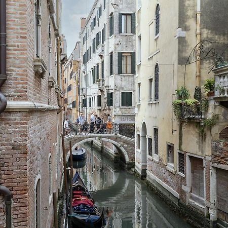Gondola Luxury - Campo Santi Filippo E Giacomo By Wonderful Italy Венеція Екстер'єр фото