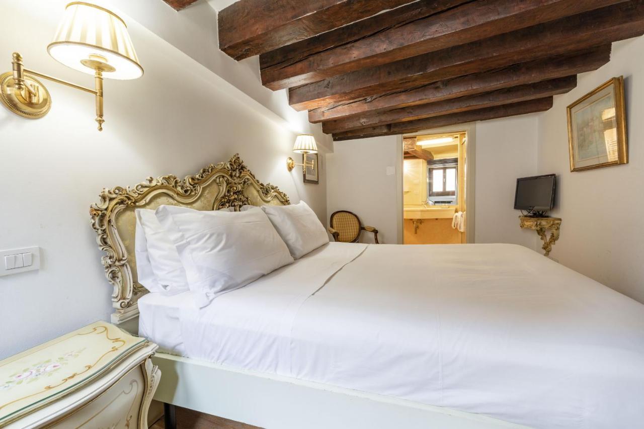 Gondola Luxury - Campo Santi Filippo E Giacomo By Wonderful Italy Венеція Екстер'єр фото
